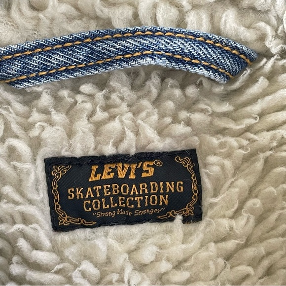 Levi's Blue Lightweight Shirt Jacket with Sherpa Collar - Picture 11 of 11